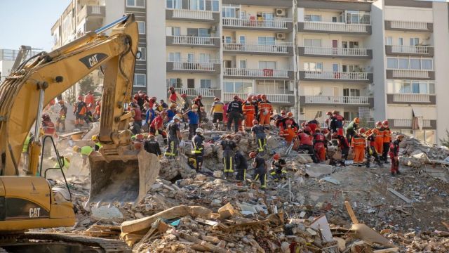 İzmir Depreminde Yıkılan Binalar İçin 13 Şahıs Gözaltında!