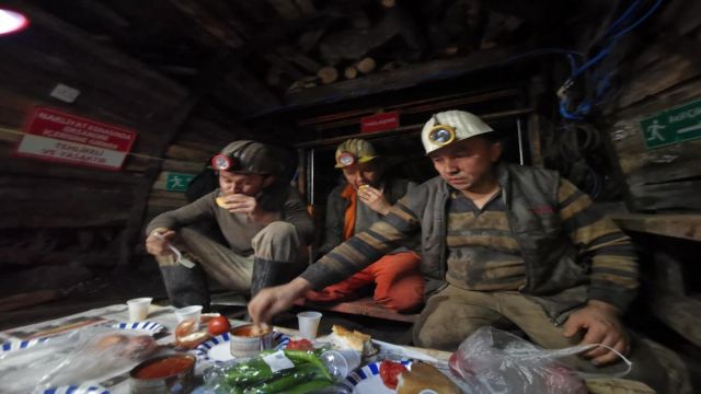 Madencilerden Yerin 300 Metre Altında İlk Sahur!