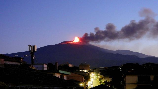 Etna Yanardağı Yeniden Faaliyete Geçti!