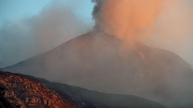 Etna Yanardağında Patlamalar Devam Ediyor!