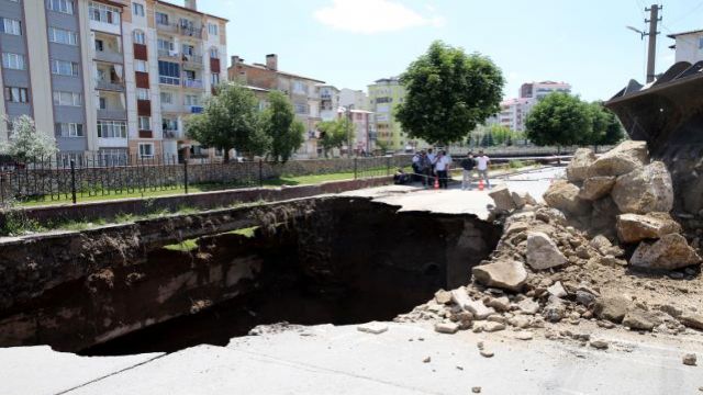 Sivas’ta Sondaj Çalışmaları Sırasında Yol Çöktü!