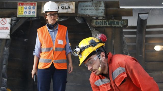 “Güven Usta ile Vardiya Öyküleri” Tiyatrosu Hakkari’de Sahnelendi!