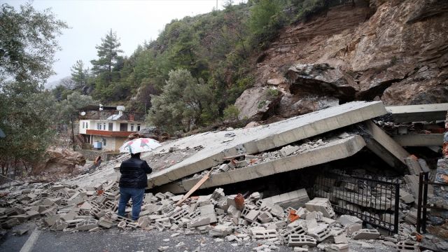 Alanya’da Kaya Düşmesi Evi Yıktı!