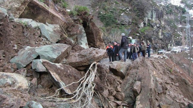 Artvin’de Heyelan 4 Köy Yolu Ulaşıma Kapandı!