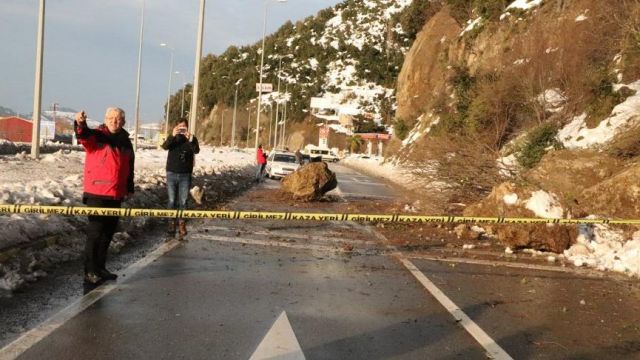 Ereğli Alaplı Yolunda Heyelan Nedeniyle Ulaşım Aksadı