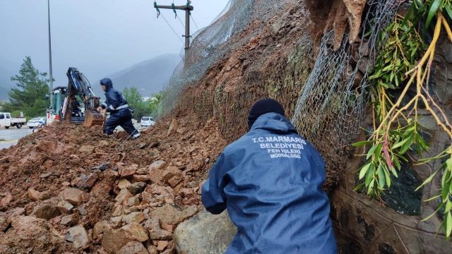 Marmaris İçmeler’de Heyelan Yolu Kapattı!