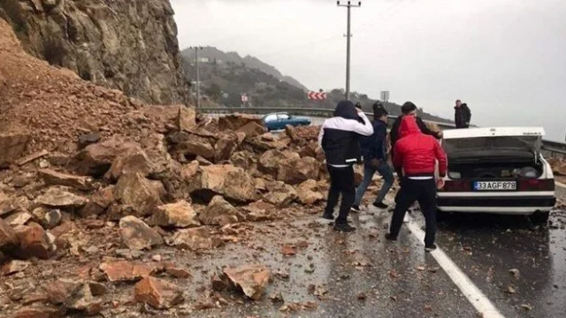 Mersin-Antalya Yolundaki Heyelanda 1 Yaralı!