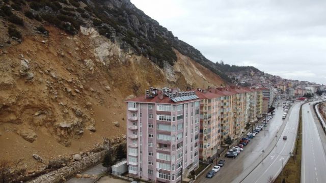 Eğirdir’de Heyelandan Etkilenen Evlere Tahliye Kararı