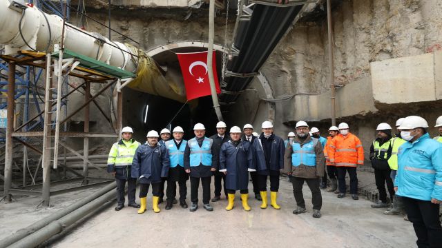 Kocaeli Büyükşehir Belediye Başkanı Tahir Büyükakın Gebze-Darıca Metro İnşaatında İncelemelerde Bulundu