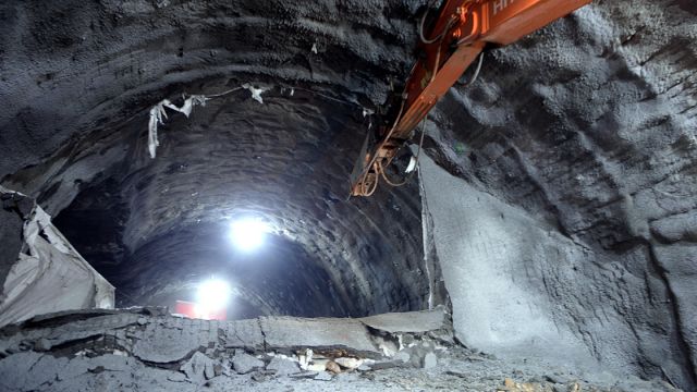 Aşık Şenlik Tüneli’nde Işık Görüldü