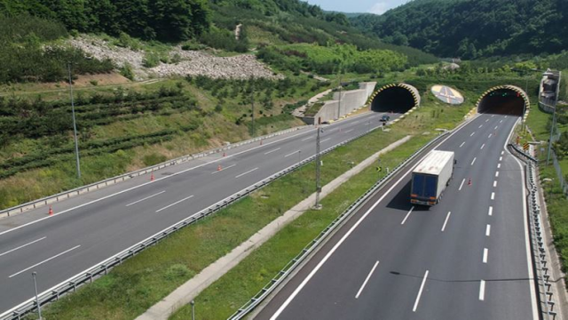 Bolu Dağı Tüneli'nin Düzce Girişinde Meydana Gelen Heyelan Trafiği Kapattı