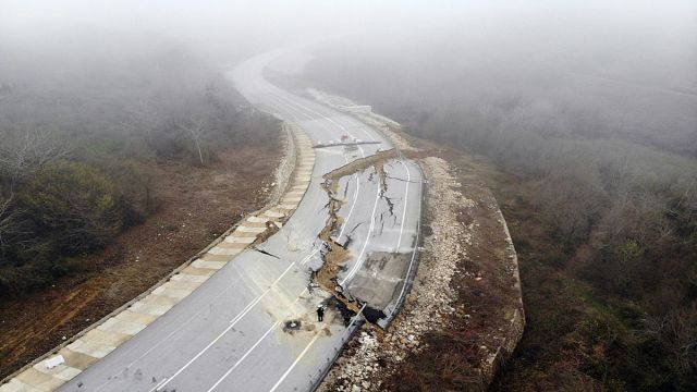 Düzce - Sakarya Yolu Heyelan Nedeniyle Kapandı