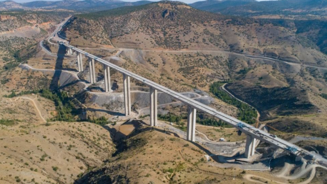 Türkiye’nin En Yüksek Ayaklı Viyadüğü Eğiste’de Bir Aşama Daha Tamamlandı