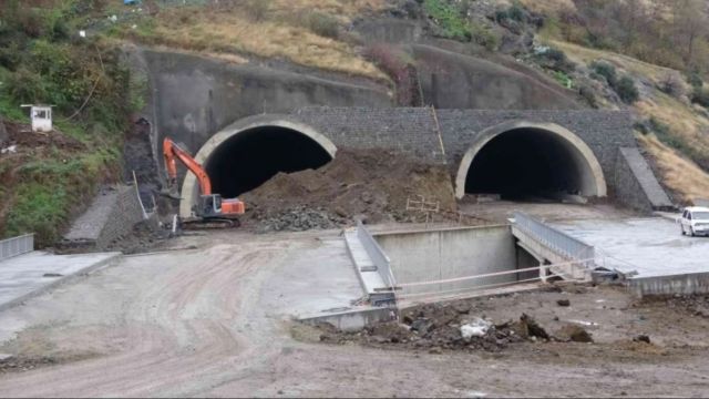 Çukurçayır-1 Tüneli Çıkışındaki Yol Şekillenmeye Başladı